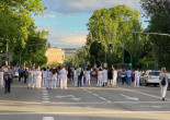 Sanitarios y vecinos de Retiro cortan el tráfico en Menéndez Pelayo al grito de «Ayuso dimisión»