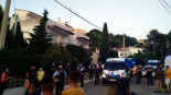 Los Mossos escoltan a unos jóvenes acusados de delincuentes por un centenar de vecinos en Llançà