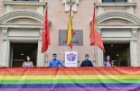 El juez Yusty rechaza retirar la pancarta del Orgullo en Alcalá porque no es una bandera y promueve la igualdad