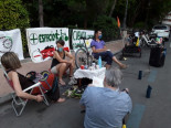 Ocupan (pagando) plazas de la ORA montando sillas y mesas para reivindicar más espacio para el peatón