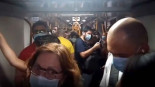 El impactante vídeo del caos en el Metro: atrapados más de 15 minutos y sin distancia