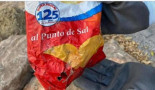 Hallan en las rocas de una playa valenciana una bolsa de patatas de más de 22 años