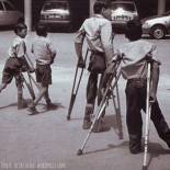 "la vacuna ya existia en 1955, pero la dictadura Franquista no la distribuyó hasta 1964"