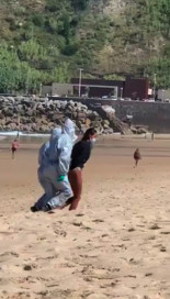Detenida en Donostia una mujer que practicaba surf cuando había dado positivo en la prueba PCR