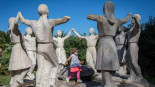 Mutiladas las figuras del monumento a la sardana de Montjuïc