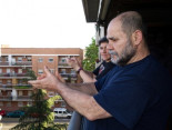 Los españoles, agotados y rendidos, empiezan a aplaudir al coronavirus a las ocho de la tarde