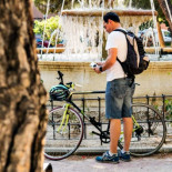 Multas de hasta 200€ por aparcar en la acera bicicletas, patinetes y motocicletas en Madrid