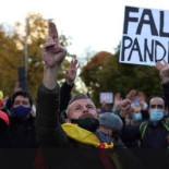 La loca marcha de policías negacionistas: sin apenas agentes, contra Sánchez ‘el iluminati’ y las vacunas