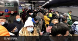 No puedo reunirme con no convivientes, pero en el Metro de Madrid viajo con 10 extraños en 20 m2