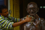 Por qué en la India se están erigiendo cada vez más estatuas y templos en honor al asesino de Gandhi