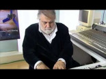 Vangelis interpretando a toda una orquesta sinfónica, en tiempo real