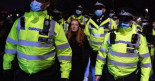 La Policía carga contra mujeres que hacían vigilia en Londres por el asesinato de Sarah Everard a manos de un agente