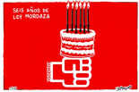 Sexto año de ley mordaza (Viñeta de J.R. Mora)