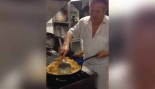 Cómo darle la vuelta a una tortilla de patata de 57 huevos