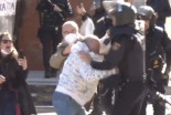 Un agente antidisturbios salva la democracia en el último momento al pegar a un anciano [EMT]