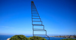 Una instalación de escalera asciende al cielo como una ilusión óptica alucinante [ENG]