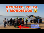 El surrealista rescate de un coche patrulla de la policía en Sanlúcar (Cádiz)