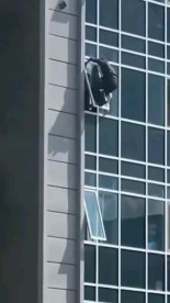 Este hombre sale por la ventana de un octavo piso para salvar a una niña de 3 años