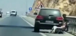 Llama a la grúa por una avería y la espera en una hamaca en plena autovía en Almería