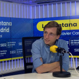 "No sabía que el uniforme era de poliéster": Almeida descubre en directo la realidad de los barrenderos