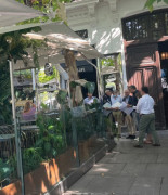 La bronca y las patadas del concejal de Salamanca contra la terraza de Ramses: "Yo soy la autoridad"