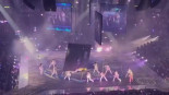 Una pantalla de vídeo cae y golpea a tres bailarines durante un concierto en Hong Kong