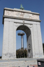 Proponen la demolición del monumento franquista Arco de la Victoria en Madrid