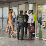 Un joven intenta entrar desnudo al juzgado para ir a un juicio por exhibicionismo