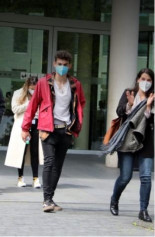 Seis agentes de la policía española declaran como investigados por la detención del chico de la sudadera naranja