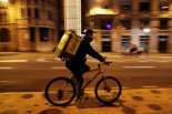 Un 'rider' de Glovo muere en Italia mientras realizaba un pedido y es despedido al día siguiente de manera automática por no terminar la entrega