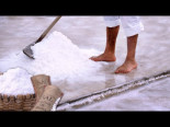 La sal y su cristalización artesanal en salinas milenarias. Así es su ancestral proceso