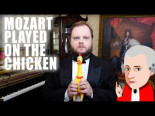 Interpretación de la Reina de la Noche de Mozart con un pollo de goma