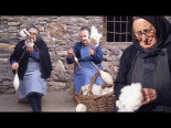 El hilado de la lana. Un grupo de mujeres mayores nos muestra este proceso 100% tradicional [Eugenio Monesma]