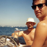 Feijóo insiste en que es absurdo apostar por el coche eléctrico porque el transporte del futuro serán los yates de los narcotraficantes