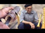 Cuerno de toro y madera de pino para elaborar una flauta o gaita de pastor (Eugenio Monesma)