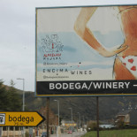 El Ministerio de Igualdad pide a una bodega del Bierzo que retire una valla por sexualizar a la mujer