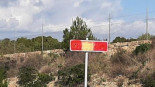 Pintan una bandera de España en señales de las carreteras construidas por presos republicanos