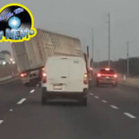 Un camión acaba volcando después de cruzar la carretera para evitar que lo adelantaran