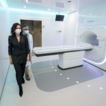 La Paz prescindió del mejor doctor de España en el uso de la máquina más puntera para el cáncer, que estuvo parada seis meses