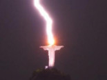 Impresionantes imágenes del momento en que un rayo impacta en la cabeza del Cristo Redentor en Brasil