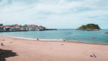En la playa de Lekeitio están prohibidos los altavoces de música