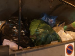 Nutriscore puntúa con una A una bolsa de basura que sobresale de un contenedor de Barcelona