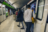 Muere una mujer atropellada por el metro en Badalona tras quedársele un pie atrapado entre el vagón y el andén