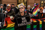 El grupo de extrema derecha, Proud Boys intenta aterrorizar al sector Drag Queen de Nueva York pero acaban recibiendo una paliza  (eng)