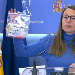 M. Vehí muestra el feto que 'Hazte Oír' ha enviado a los grupos del Congreso