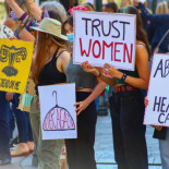 Preguntas y respuestas sobre la mifepristona, la píldora abortiva que podría prohibirse en Estados Unidos tras el fallo de un juez de Texas