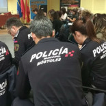 Vídeo estremecedor de la agresión a una joven tras irrumpir policías en su casa sin orden judicial