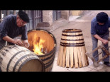 Tonel de madera artesanal para conservar el vino. Fabricación a mano por un experto tonelero