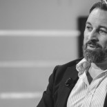 Santiago Abascal: «Presentamos una oferta imbatible que aglutina fascismo, criptomonedas, toros, machismo y negacionismo en un único voto, ¿qué otro partido ofrece tanto por tan poco?»