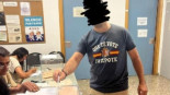 Un hombre vota con la camiseta de 'Que te vote Txapote' en Torrent